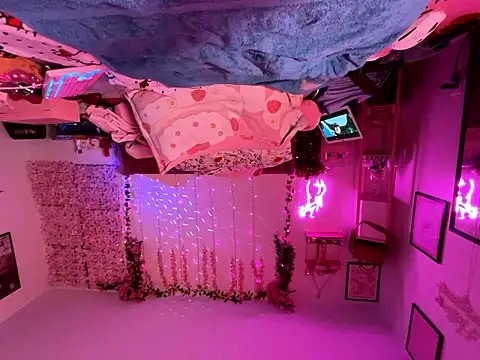 Snapshot of VixenCapri chatting on February 11, 2026, 9:42 am VixenCapri online show from February 11, 2026, 9:42 am