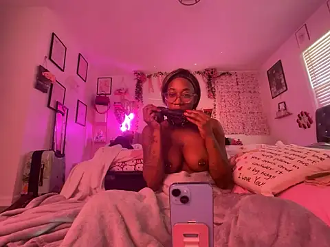 Snapshot of VixenCapri chatting on January 5, 2026, 7:28 pm VixenCapri online show from January 5, 2026, 7:28 pm