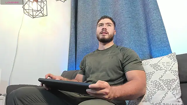 Snapshot of SebastianVilla_ chatting on February 18, 2025, 10:58 pm SebastianVilla online show from February 18, 2025, 10:58 pm