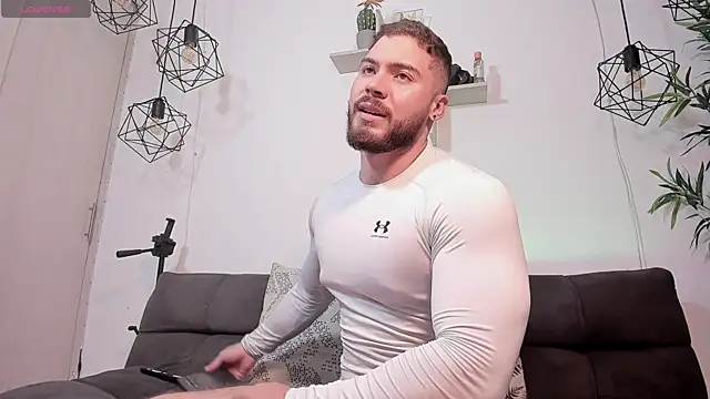 Snapshot of SebastianVilla_ chatting on March 10, 2025, 9:18 pm SebastianVilla online show from March 10, 2025, 9:18 pm