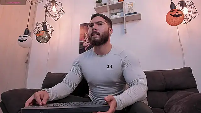 Snapshot of SebastianVilla_ chatting on October 4, 2025, 10:33 pm SebastianVilla online show from October 4, 2025, 10:33 pm