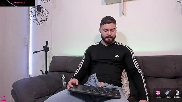 Snapshot of SebastianVilla_ chatting on March 13, 2025, 9:48 pm SebastianVilla online show from March 13, 2025, 9:48 pm