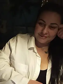 Snapshot of DaisyStreet chatting on February 11, 2025, 5:40 pm DaisyStreet online show from February 11, 2025, 5:40 pm