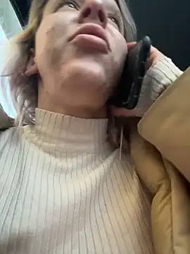 Snapshot of LikaCat chatting on November 26, 2025, 2:44 am LikaCat online show from November 26, 2025, 2:44 am