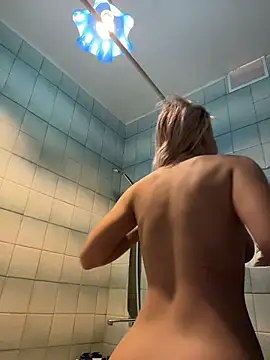 Snapshot of LikaCat chatting on December 19, 2025, 3:43 am LikaCat online show from December 19, 2025, 3:43 am