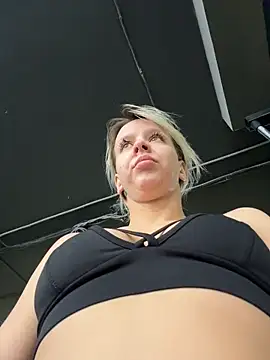 Snapshot of LikaCat chatting on February 1, 2026, 3:38 am LikaCat online show from February 1, 2026, 3:38 am