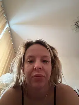 Snapshot of LikaCat chatting on January 9, 2026, 4:19 am LikaCat online show from January 9, 2026, 4:19 am