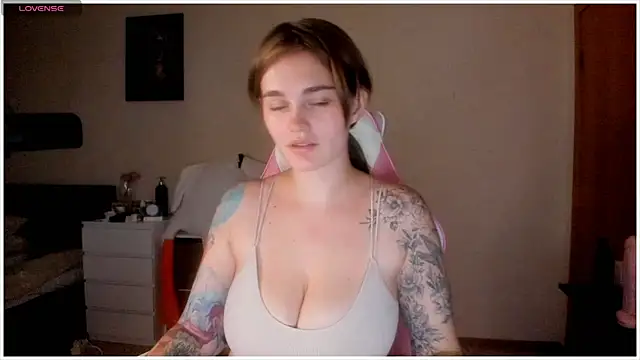 AnnaRoading online show from December 10, 2024, 6:38 pm