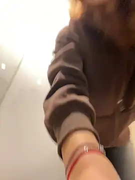 Snapshot of QuitieLia chatting on February 15, 2026, 1:21 pm QuitieLia online show from February 15, 2026, 1:21 pm