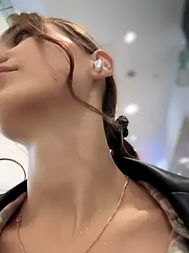 QuitieLia online show from October 8, 2025, 2:40 pm