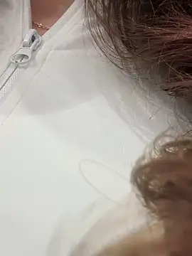 QuitieLia online show from October 15, 2025, 8:22 am