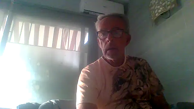 Snapshot of tuggy59 chatting on November 4, 2025, 7:12 am tuggy59 online show from November 4, 2025, 7:12 am