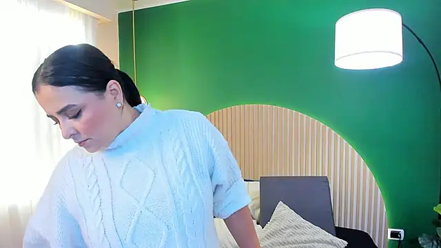 taylor bennet online show from December 19, 2025, 11:45 am