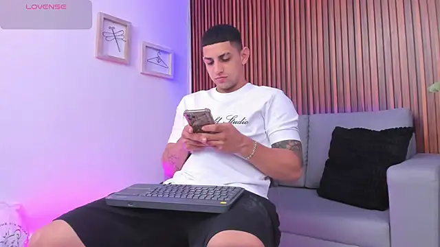 Alex cute77 online show from April 7, 2026, 12:18 pm