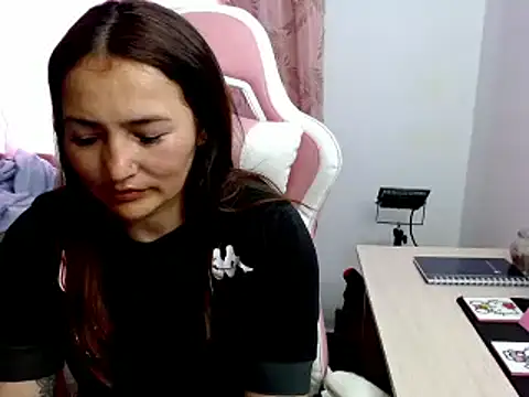 EVA GRAYS online show from February 3, 2025, 6:28 pm