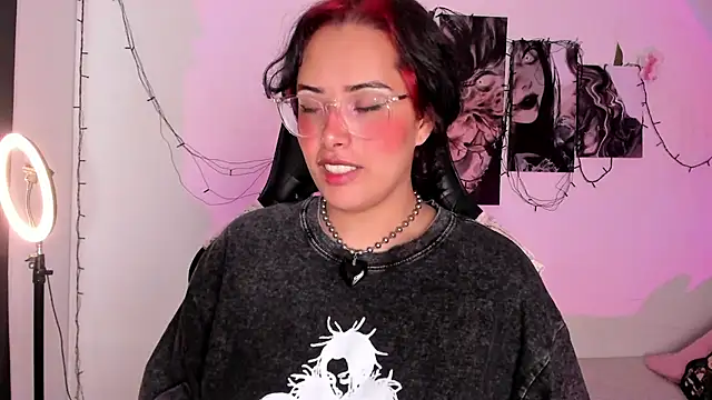 willow poisson online show from September 9, 2025, 3:21 pm