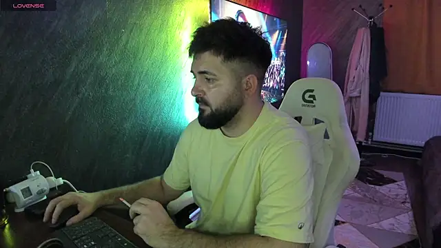 Eduu2322 online show from April 10, 2026, 9:44 pm