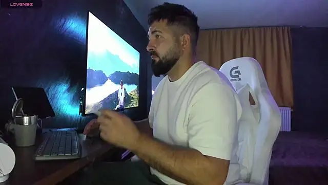 Eduu2322 online show from October 20, 2025, 9:04 pm