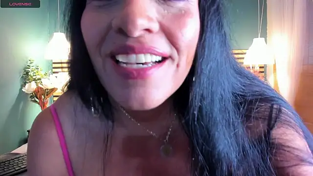 Snapshot of Luisa_Sweet2 chatting on October 9, 2025, 2:28 pm Luisa Sweet2 online show from October 9, 2025, 2:28 pm