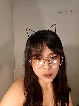 Snapshot of Chall_mee chatting on April 14, 2026, 3:28 pm Chall mee online show from April 14, 2026, 3:28 pm