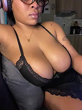 YellowHoneyDip online show from April 4, 2026, 6:03 pm