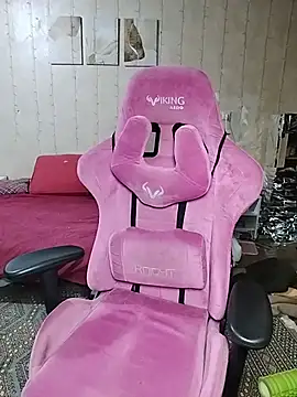 DenisHailey online show from April 16, 2026, 8:09 pm