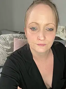 Snapshot of HoneyBluex chatting on March 14, 2025, 11:23 am HoneyBluex online show from March 14, 2025, 11:23 am