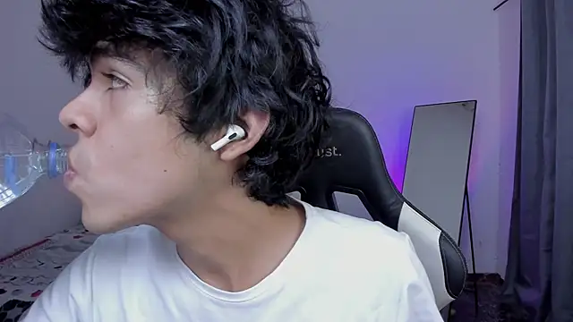 Snapshot of Alan26_ chatting on February 28, 2026, 12:21 am Alan26 online show from February 28, 2026, 12:21 am