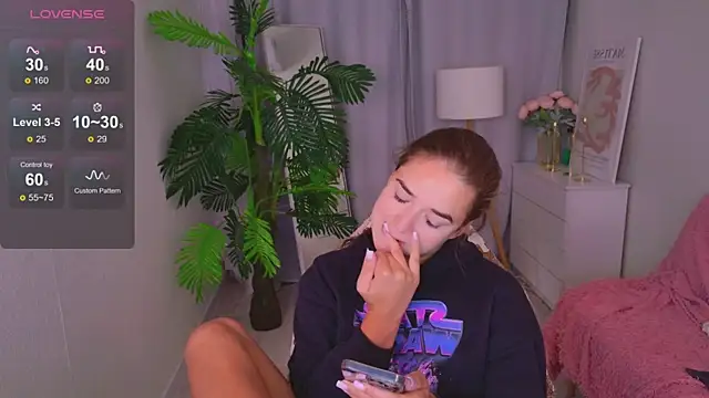 Snapshot of LovelyJessie chatting on June 17, 2026, 1:43 pm LovelyJessie online show from June 17, 2026, 1:43 pm
