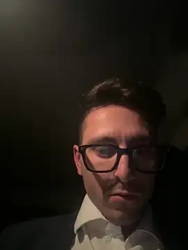 Snapshot of masterboss_ chatting on October 21, 2025, 7:35 pm masterboss online show from October 21, 2025, 7:35 pm