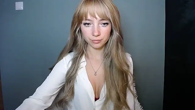 LuciaYoung online show from October 28, 2025, 7:40 am