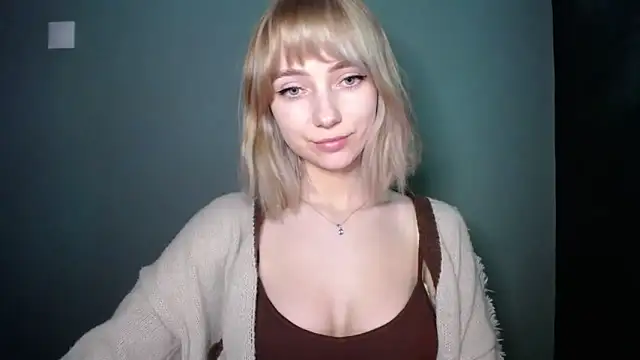 Snapshot of LuciaYoung chatting on March 4, 2026, 7:21 pm LuciaYoung online show from March 4, 2026, 7:21 pm