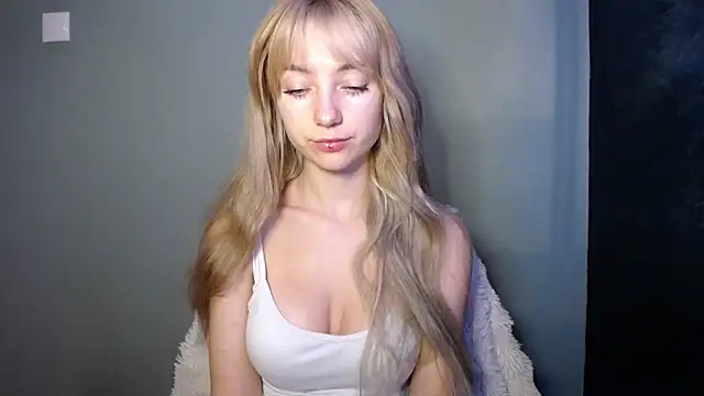 LuciaYoung online show from November 7, 2025, 7:35 am