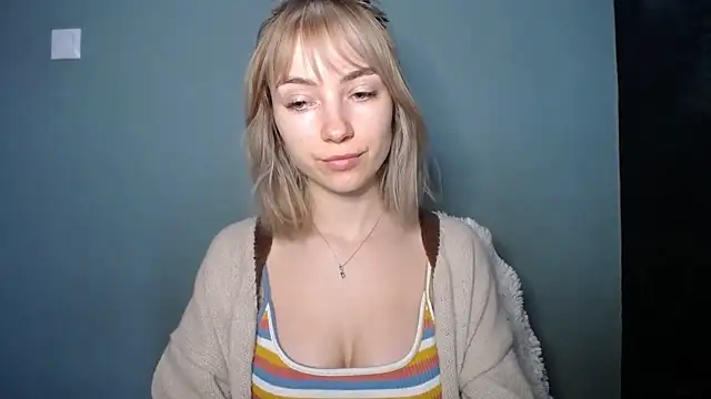 Snapshot of LuciaYoung chatting on February 20, 2026, 1:46 pm LuciaYoung online show from February 20, 2026, 1:46 pm