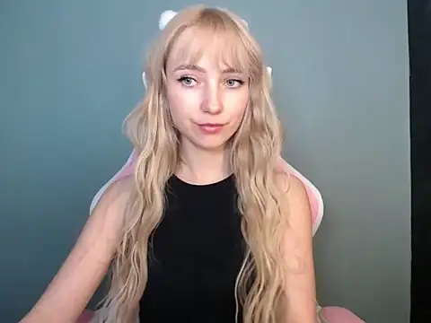 LuciaYoung online show from April 9, 2026, 12:33 pm