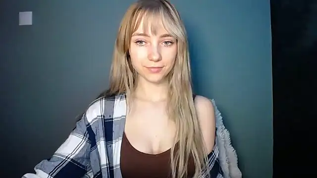 Snapshot of LuciaYoung chatting on February 2, 2026, 8:08 pm LuciaYoung online show from February 2, 2026, 8:08 pm