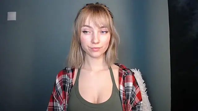 Snapshot of LuciaYoung chatting on February 23, 2026, 8:09 pm LuciaYoung online show from February 23, 2026, 8:09 pm