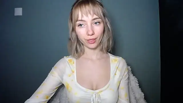 Snapshot of LuciaYoung chatting on February 18, 2026, 1:18 pm LuciaYoung online show from February 18, 2026, 1:18 pm