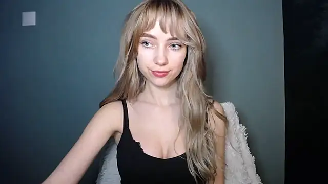 Snapshot of LuciaYoung chatting on February 3, 2026, 3:06 pm LuciaYoung online show from February 3, 2026, 3:06 pm