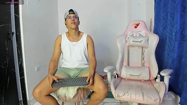 Latinos couples online show from May 5, 2026, 4:04 am