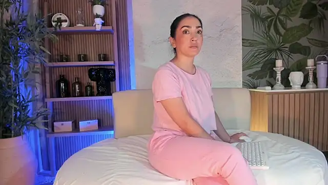 LIAH IZUMI online show from November 16, 2025, 1:05 pm