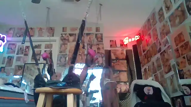 luvs2cumm69 online show from April 16, 2026, 5:25 pm