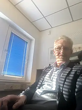 Snapshot of tom-swede chatting on March 17, 2025, 4:01 pm tom-swede online show from March 17, 2025, 4:01 pm