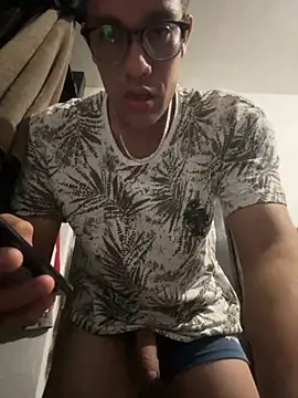 Snapshot of Magicerosxx69 chatting on October 12, 2025, 8:05 am Magicerosxx69 online show from October 12, 2025, 8:05 am