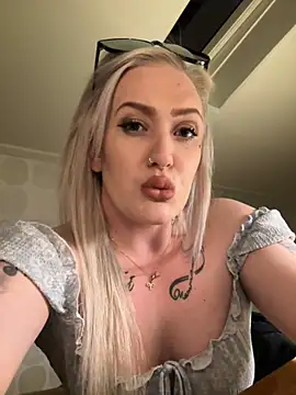 Snapshot of QueenOfFknBj chatting on March 21, 2025, 7:13 pm QueenOfFknBj online show from March 21, 2025, 7:13 pm