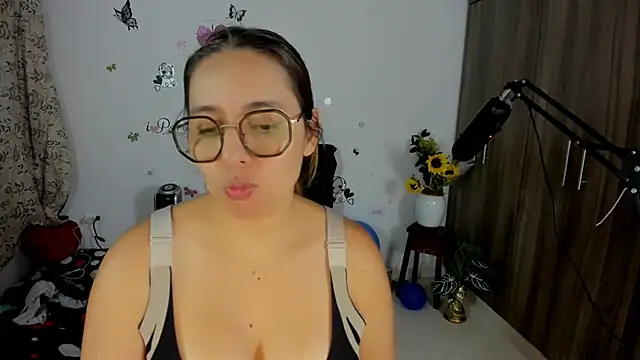 Snapshot of isa_loves_cum chatting on May 13, 2026, 1:45 am isa loves cum online show from May 13, 2026, 1:45 am