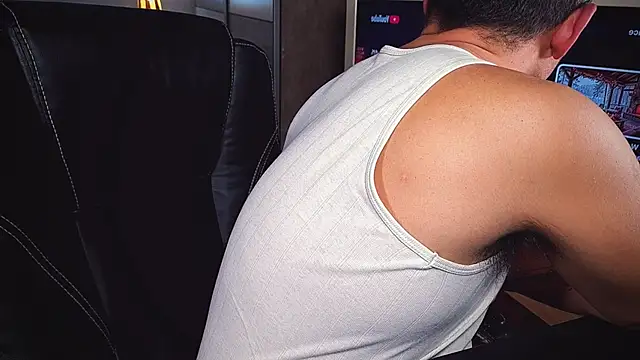 officeman7 online show from February 14, 2025, 4:09 pm