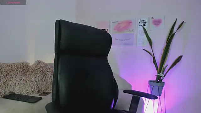 ChloeHarper  online show from February 14, 2025, 12:36 pm
