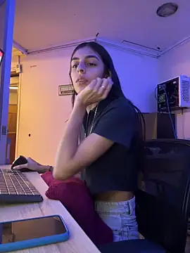 Snapshot of cristel_17 chatting on December 28, 2024, 9:40 pm cristel 17 online show from December 28, 2024, 9:40 pm