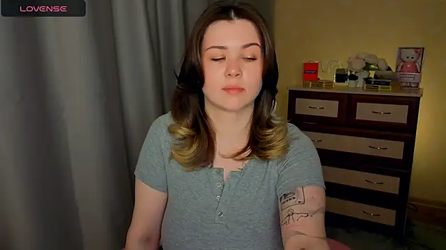 cutie mili online show from April 19, 2026, 12:06 pm